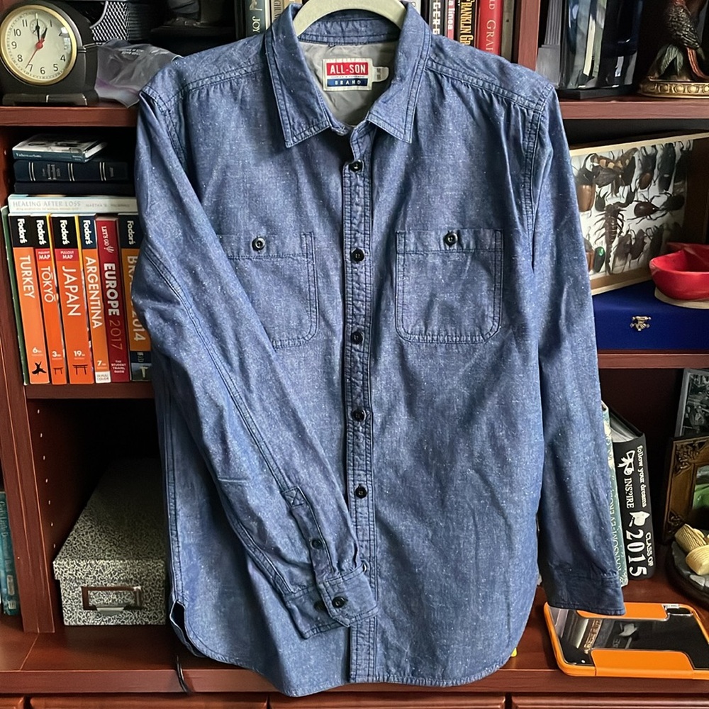 Men’s long sleeved button down denim shirt size M